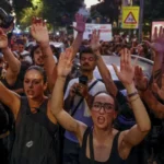 Despejo de idosa em Madrid leva milhares às ruas: "Tragédia social"
