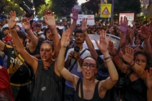 Despejo de idosa em Madrid leva milhares às ruas: "Tragédia social"