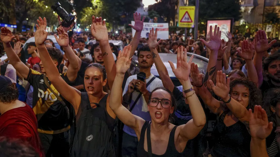 Despejo de idosa em Madrid leva milhares às ruas: "Tragédia social"