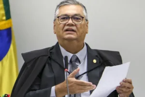 Dino manda PF investigar relação de Vorcaro com cemitérios em SP