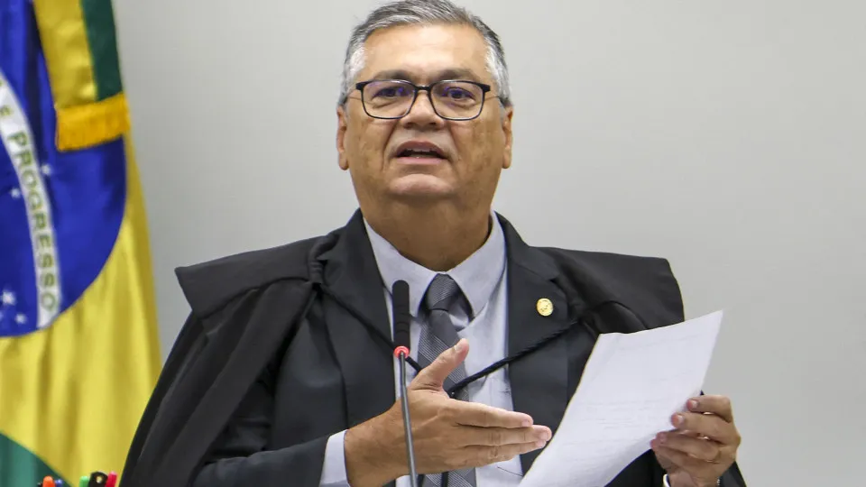 Dino manda PF investigar relação de Vorcaro com cemitérios em SP