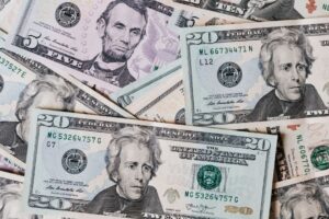 Dólar mexe com preços e negócios em Maringá e região