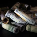 Dólar oscila em meio a 'casadão' do BC e cautela externa