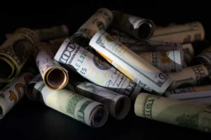 Dólar oscila em meio a 'casadão' do BC e cautela externa