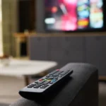 É melhor desligar a televisão da tomada ou deixá-la no modo standby?