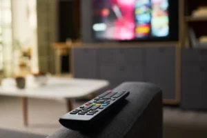 É melhor desligar a televisão da tomada ou deixá-la no modo standby?