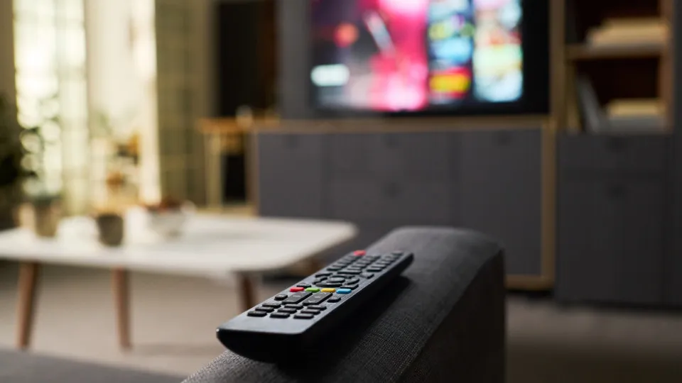 É melhor desligar a televisão da tomada ou deixá-la no modo standby?
