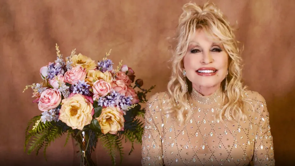 Em homenagem póstuma, Dolly Parton agradece prêmio em vídeo gravado antes de sua morte