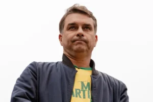 Empresa de Flávio Bolsonaro usa endereço de 16 firmas do Careca do INSS
