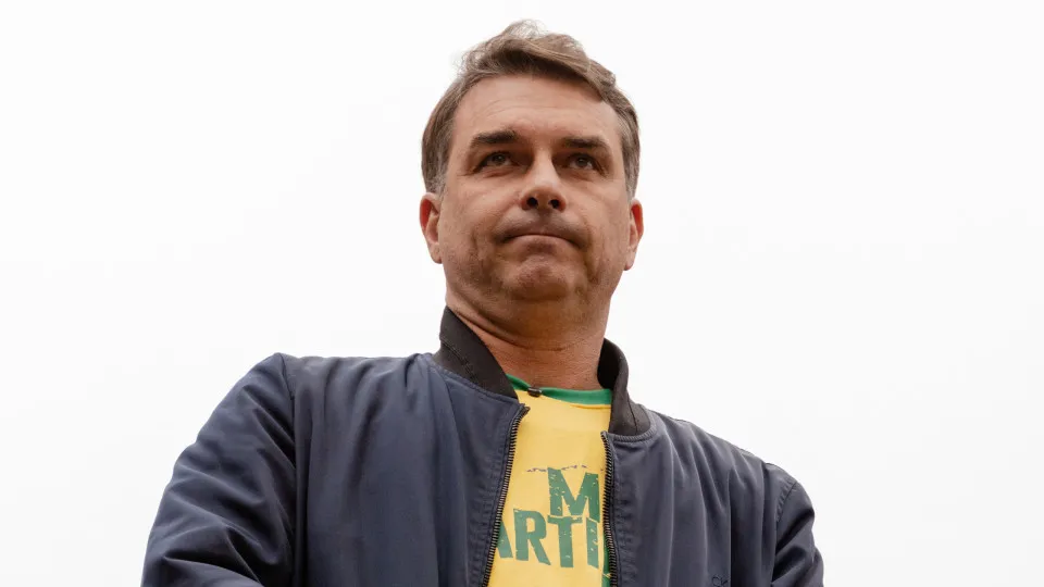 Empresa de Flávio Bolsonaro usa endereço de 16 firmas do Careca do INSS