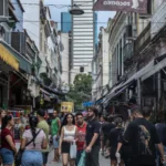 Entenda como a taxa das blusinhas, que pode ser derrubada nesta terça, afeta o varejo
