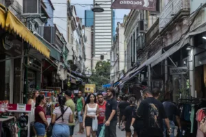 Entenda como a taxa das blusinhas, que pode ser derrubada nesta terça, afeta o varejo