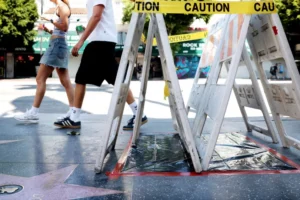 Estrela de Dolly Parton na Calçada da Fama ganha restauro após vandalismo