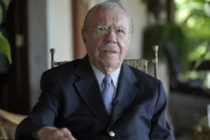 Ex-presidente José Sarney segue internado em hospital de São Paulo