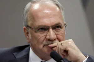Fachin tira pedido de investigação contra Mendonça do inquérito das fake news