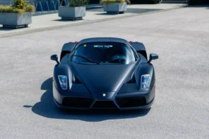 Ferrari Enzo único no mundo vai a leilão após passar por família real