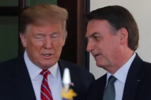 Financial Times compara os Bolsonaros à família Trump e diz que têm estilo paranoico