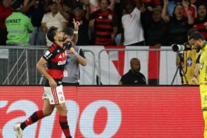 Flamengo vence e fica a um ponto do Palmeiras, líder do Brasileirão