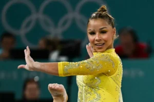 Flávia Saraiva é ouro nas barras assimétricas em etapa da Copa do Mundo