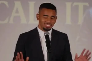 Gabriel Jesus solta palavrão em plena apresentação no Barcelona