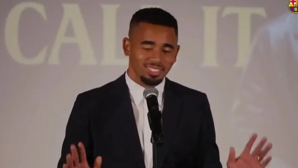 Gabriel Jesus solta palavrão em plena apresentação no Barcelona