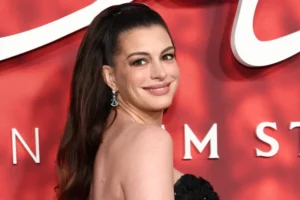 Grávida do terceiro filho, Anne Hathaway brilha na estreia de “Verity”