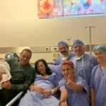 Grega de 54 anos dá à luz menina a partir de embrião congelado há 22 anos