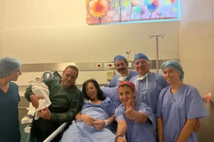 Grega de 54 anos dá à luz menina a partir de embrião congelado há 22 anos
