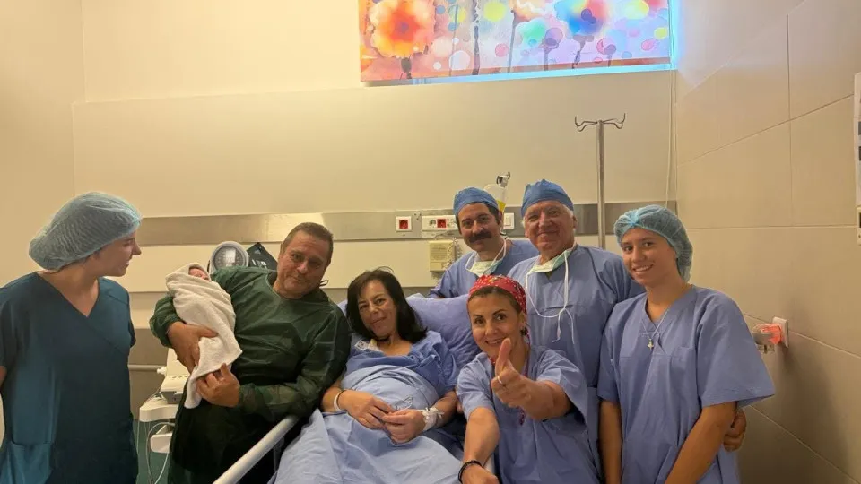 Grega de 54 anos dá à luz menina a partir de embrião congelado há 22 anos