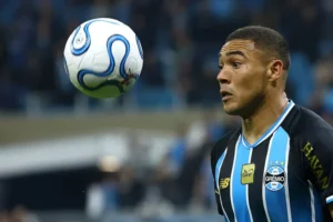Grêmio se impõe sobre o Internacional e fica com última vaga nas semifinais