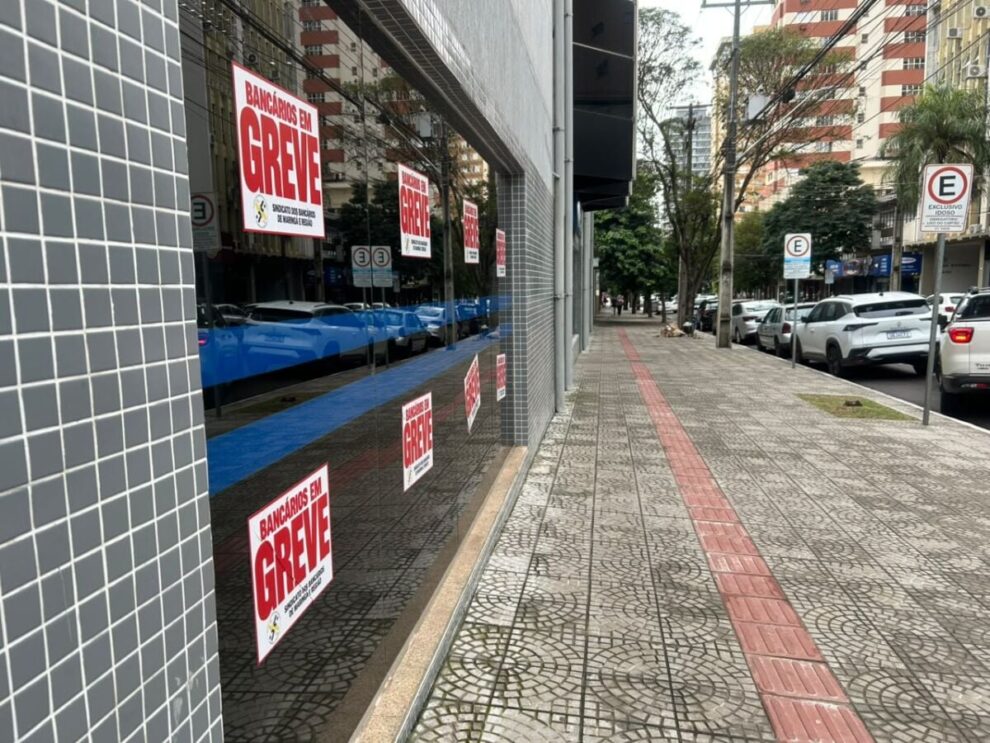Greve mantém oito agências da Caixa fechadas em Maringá