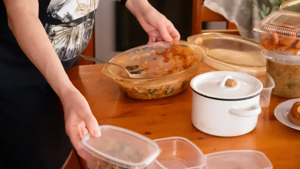 Hábitos na cozinha podem aumentar a exposição a microplásticos