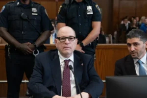 Harvey Weinstein é condenado a 15 anos de prisão por agressão sexual