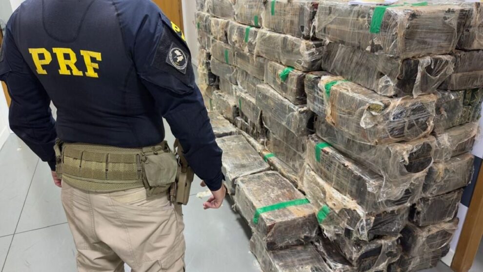 Homem é preso por portar duas toneladas de maconha escondidas em baú de caminhão no Paraná