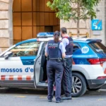 Homem esfaqueia três pessoas e salta do 4.º andar em Barcelona