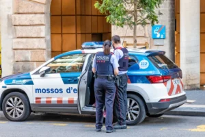 Homem esfaqueia três pessoas e salta do 4.º andar em Barcelona