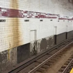 Homem morre após sacola ficar presa na porta do metrô em Nova York