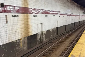 Homem morre após sacola ficar presa na porta do metrô em Nova York