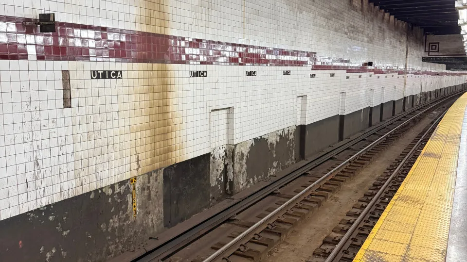 Homem morre após sacola ficar presa na porta do metrô em Nova York