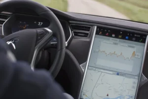 Homem perseguiu ex através do sistema informático do seu Tesla