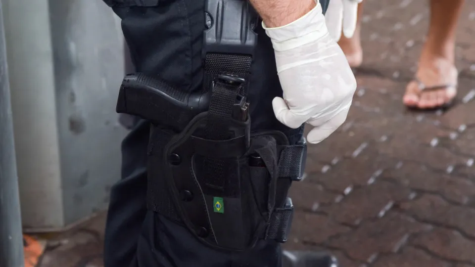 Homem que morreu ao cair do 14º andar em Londrina tentava escapar de agressores, diz polícia