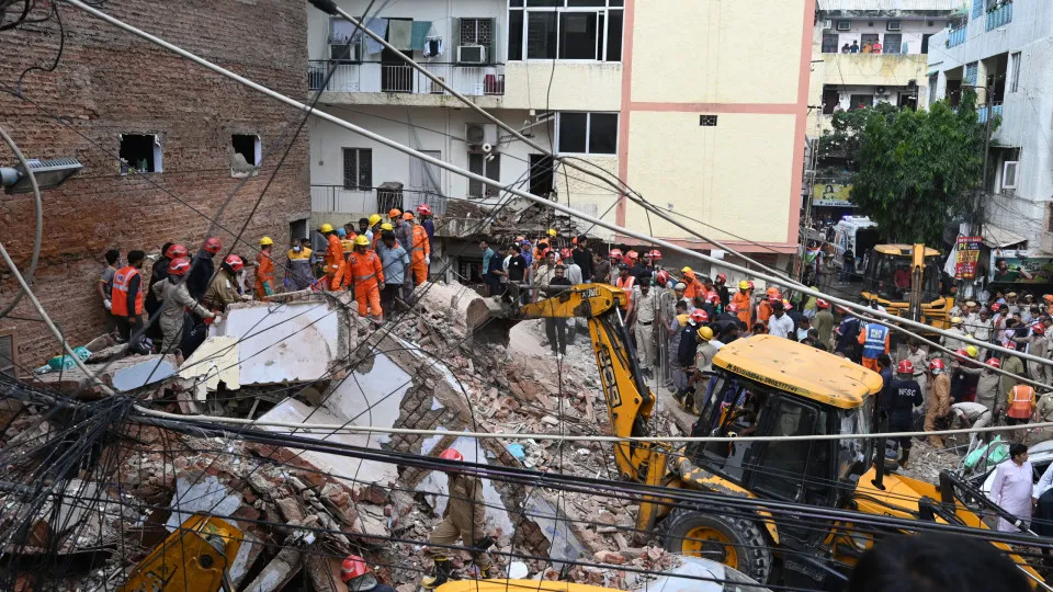 Hostel de estudantes desaba e deixa pelo menos 7 mortos em Nova Deli