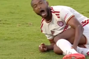 Imagens fortes: atacante marroquino fratura a perna em dividida; vídeo
