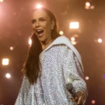 Ivete Sangalo faz 'L' com a mão após ouvir público gritando nome de Lula durante show