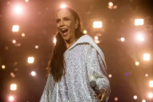 Ivete Sangalo faz 'L' com a mão após ouvir público gritando nome de Lula durante show
