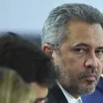 Justiça tira 29 minutos de propaganda de Elmano após peça associar Ciro Gomes a Bolsonaro