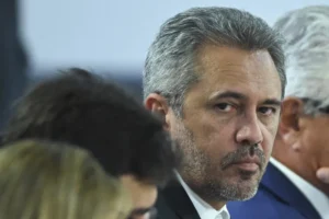 Justiça tira 29 minutos de propaganda de Elmano após peça associar Ciro Gomes a Bolsonaro