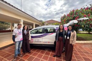 Lar dos Velhinhos recebe veículo adaptado para transporte de idosos