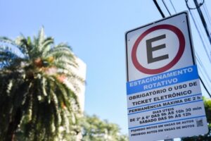 Lei quer sinalização proibindo vagas de estacionamento próximas a esquinas em Maringá