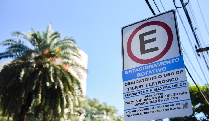 Lei quer sinalização proibindo vagas de estacionamento próximas a esquinas em Maringá